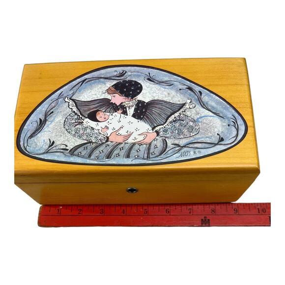 Vintage and Lane Mini Cedar Chest Mother & Child P Buckley Moss - Picture 4 of 9